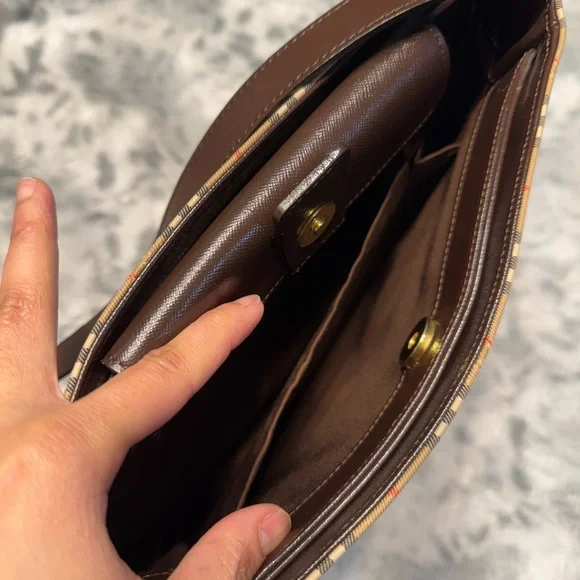 Burberry vintage shoulder bag
Very good condition
Authentic - Picture 8 of 11